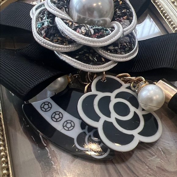 Black and Gold Floral Keychain bag charm with Pearl Accent white - Picture 2 of 6